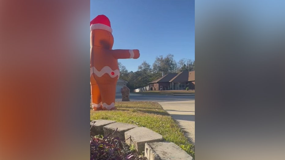 WATCH: Christmas inflatable hilariously chases Florida delivery driver