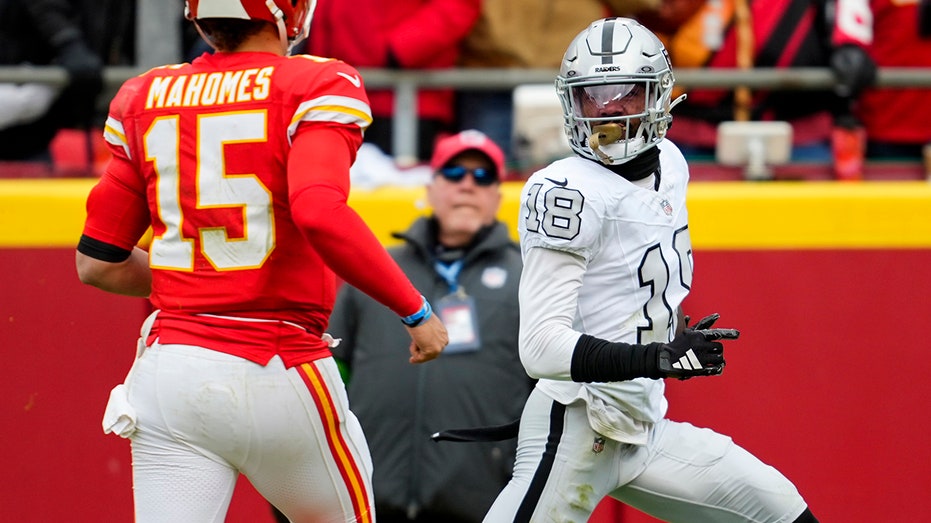 Raiders' Jack Jones goes full Grinch as he fakes out young Chiefs fan after pick-six