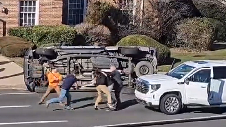 New York video captures wild highway brawl after vehicle crash