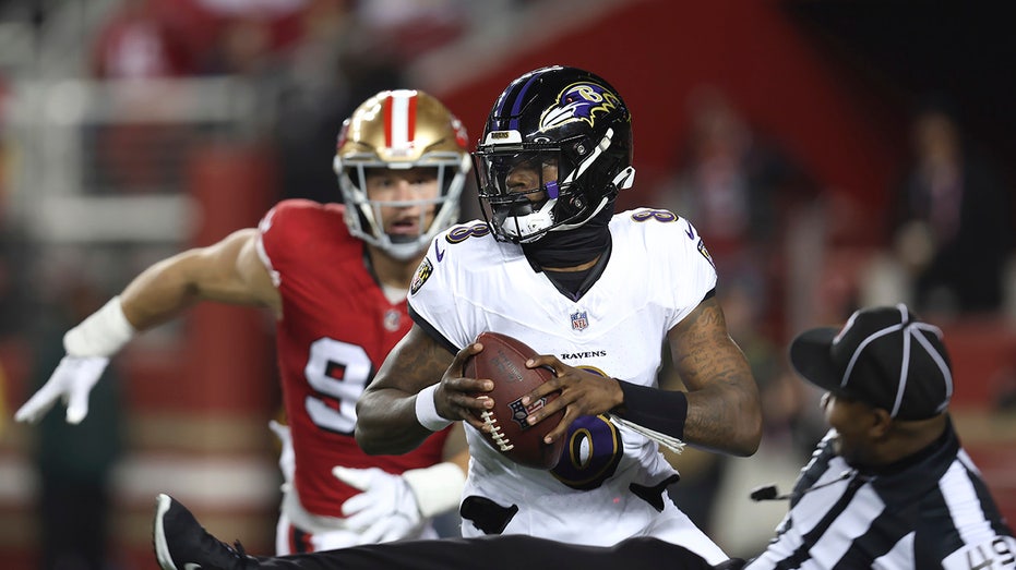 <div></noscript>Ravens' Lamar Jackson trips over referee, called for penalty in bizarre play vs 49ers</div>