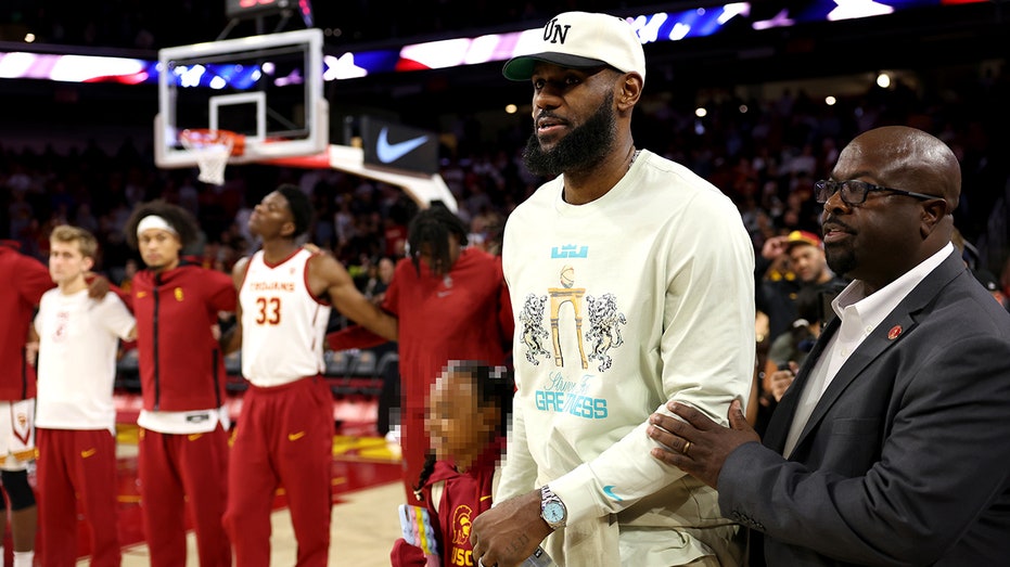 LeBron James faces scrutiny for entering USC arena while national anthem plays, sitting down as song plays