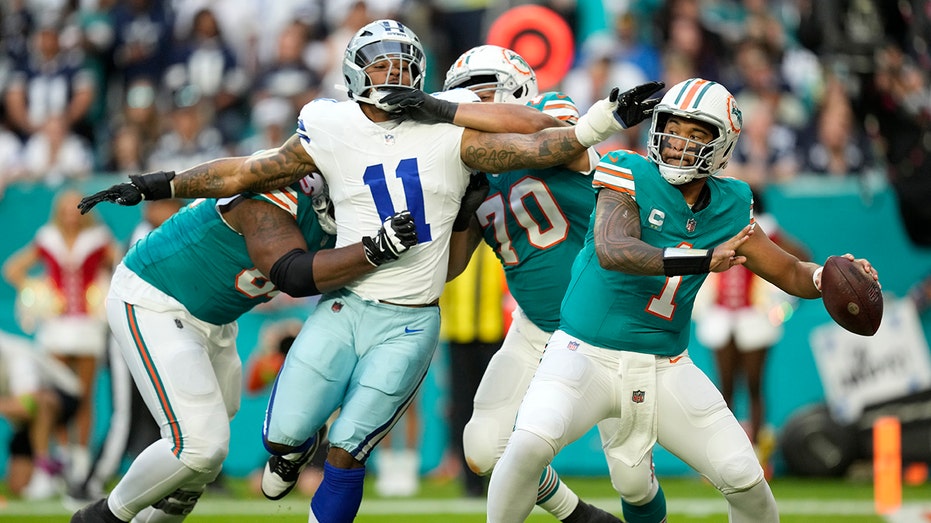 Cowboys' Micah Parsons upset with officials after loss to Dolphins: 'Free me dawg!!!'