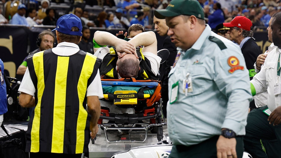 NFL official suffers gruesome leg injury after Saints' Alvin Kamara gets pushed out of bounds