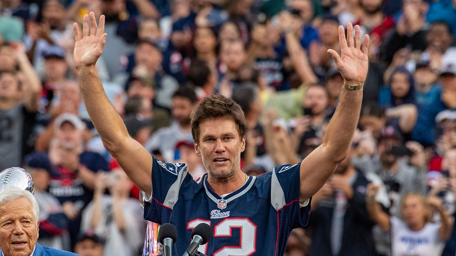 Tom Brady amused by family photo being swapped with family of 49ers player at CVS