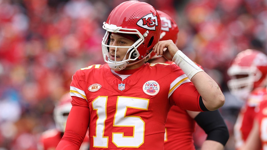 Chiefs' Patrick Mahomes, Travis Kelce lose their cool during frustrating game vs Raiders