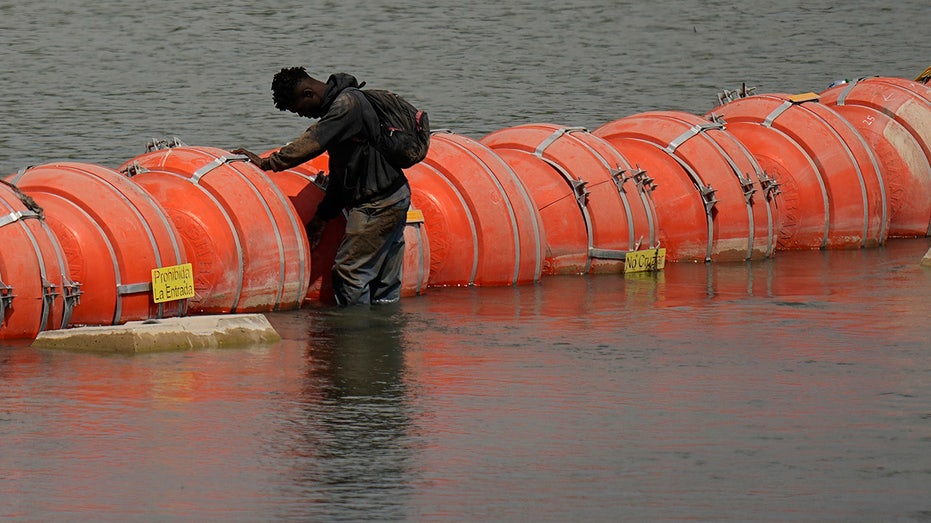 Rio Grande buoys installed by Texas ordered to be removed as overwhelmed Arizona border crossing closes Rio Grande buoys installed by Texas ordered to be removed as overwhelmed Arizona border crossing closes
