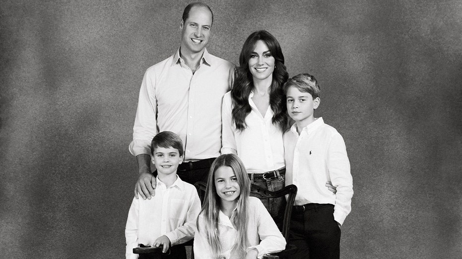 Prince William, Kate Middleton's family called out for alleged Photoshop fail in new holiday photo