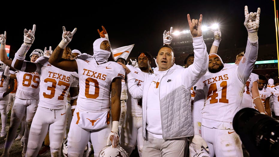 <div></noscript>Texas' Steve Sarkisian confident in Longhorns if they make College Football Playoff: 'We'll play anybody'</div>