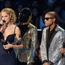 Taylor Swift accepts an award from Daft Punk
