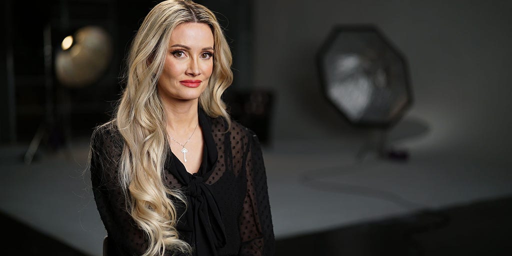 Holly Madison accuses Crystal Hefner of ripping off book: 'Do your research and don't copy' - Vimarsana News