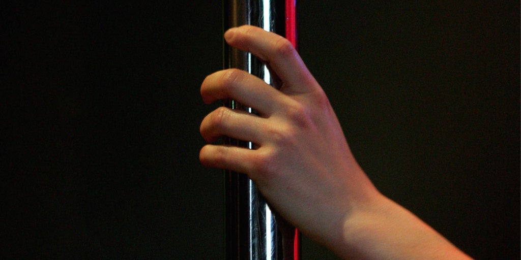 Pole dancing studio defends viral 'Mommy and Me' class allowing kids to try pole techniques with parents - Vimarsana News