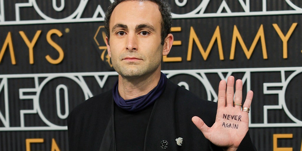 'The Crown' actor poses with message on palm in call for Gaza ceasefire on Emmys red carpet - Vimarsana News