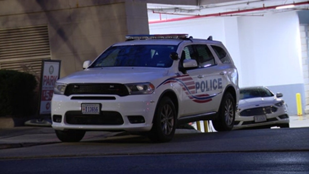 Vehículo de la Policía Metropolitana ante la escena del crimen en el Embassy Suites de Friendship Heights