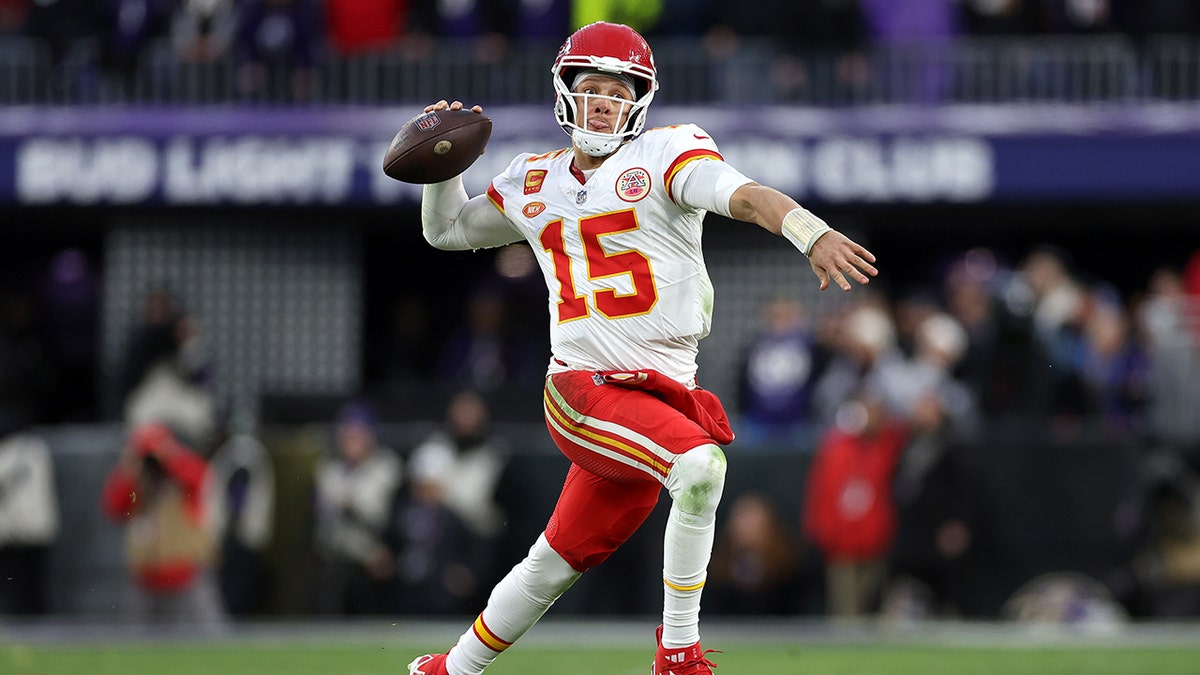 Patrick Mahomes throws off-balance