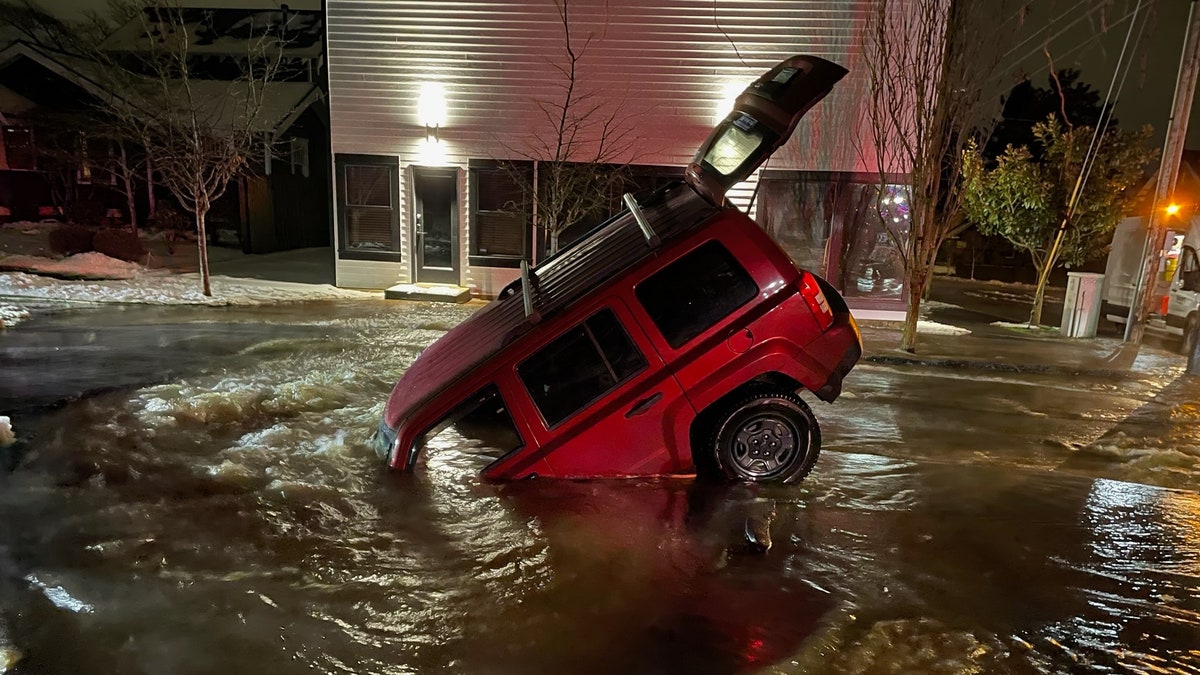 SUV falls into sinkhole in Washington state