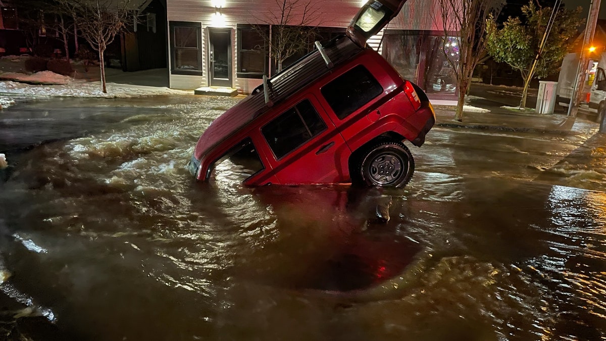 SUV falls into sinkhole in Washington state