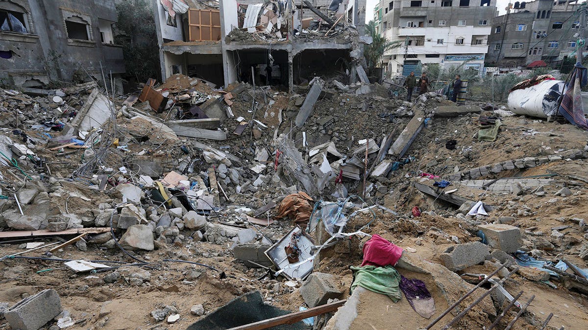 Palestinos olham para a destruição