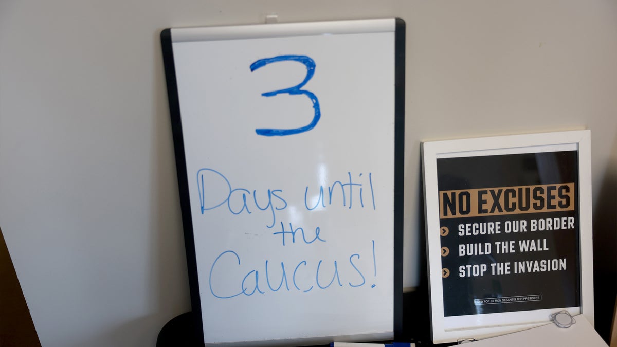 A sign indicates that three days remain until caucus day