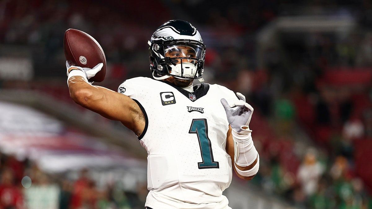 Jalen Hurts throws the ball