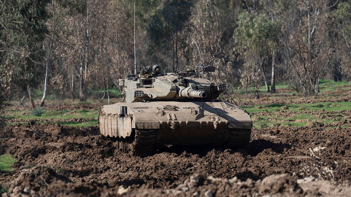 Un tanque en un campo