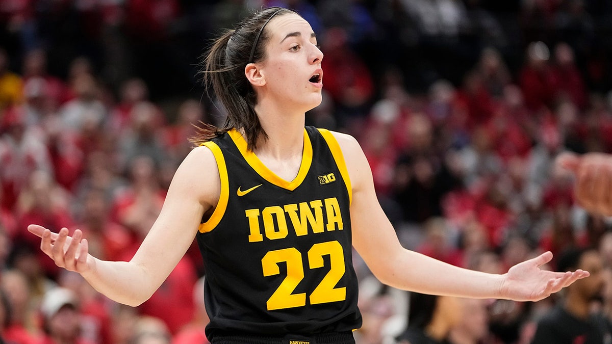 Iowa's Caitlin Clark Shaken Up After Colliding With Court-storming Fan ...