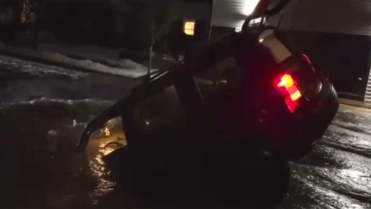 Video captures moment SUV plunges into Washington state sinkhole
