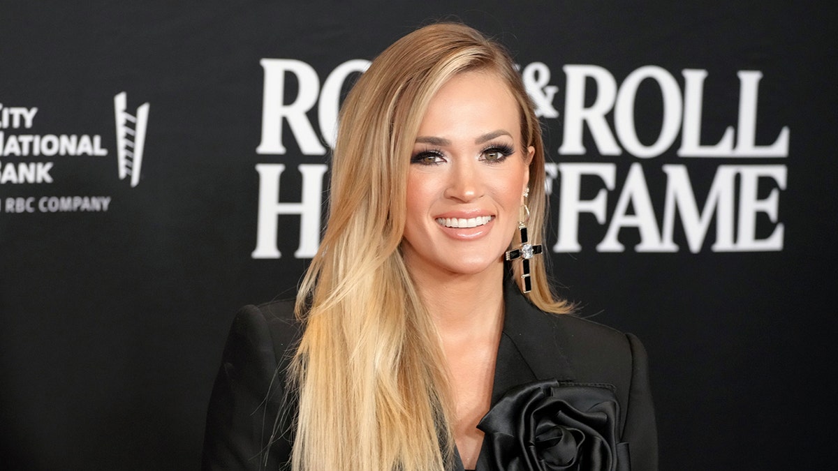 Close up of Carrie Underwood posing on the red carpet