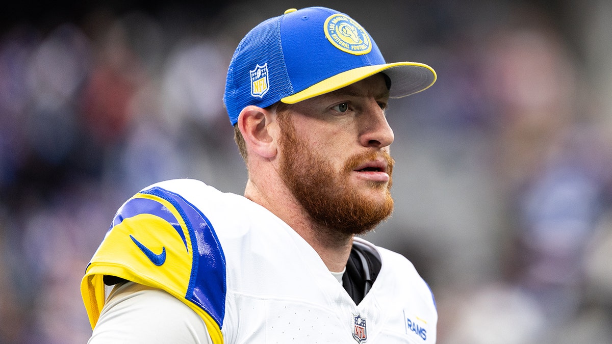 Carson Wentz sahaya bakıyor