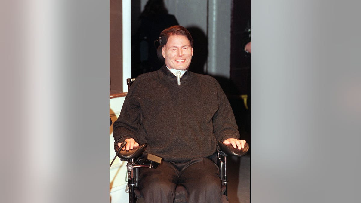 Christopher Reeve em uma cadeira de rodas