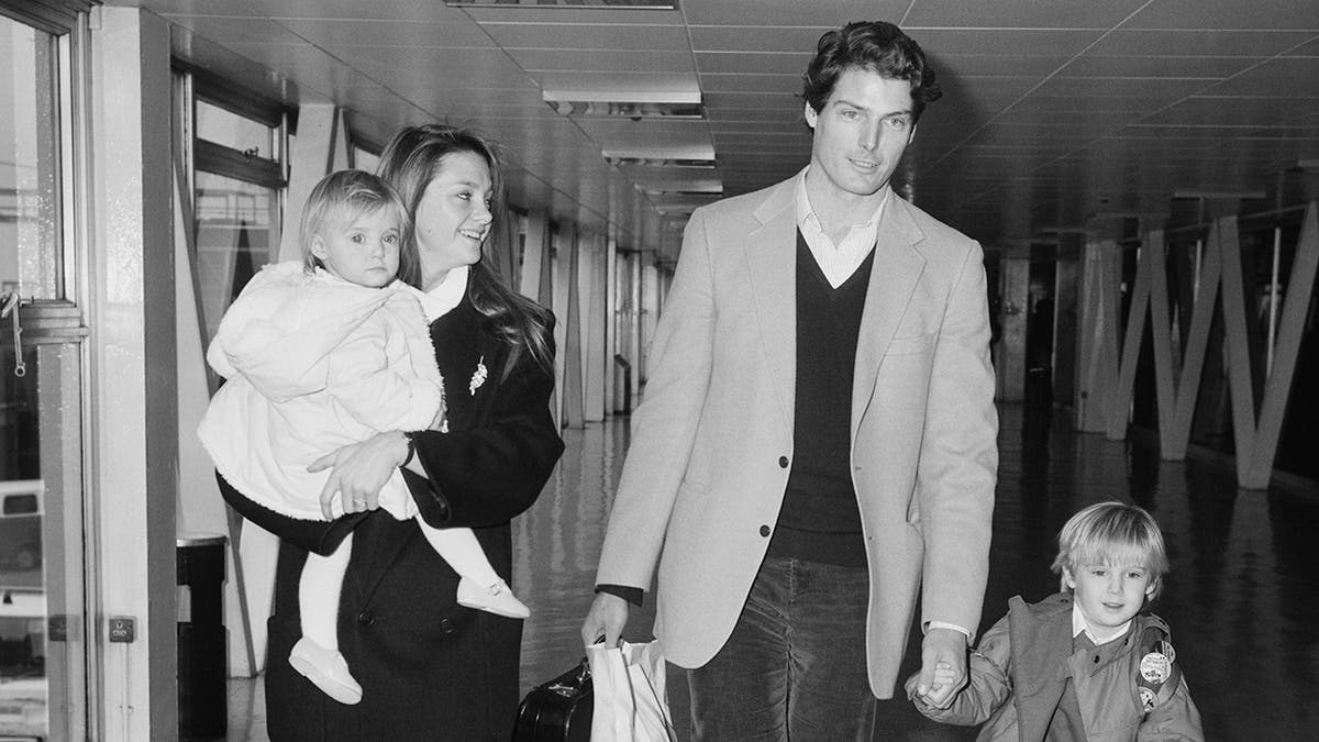 Christopher Reeve com o ex-parceiro Gae Exton e Alexandra e Matthew caminhando juntos