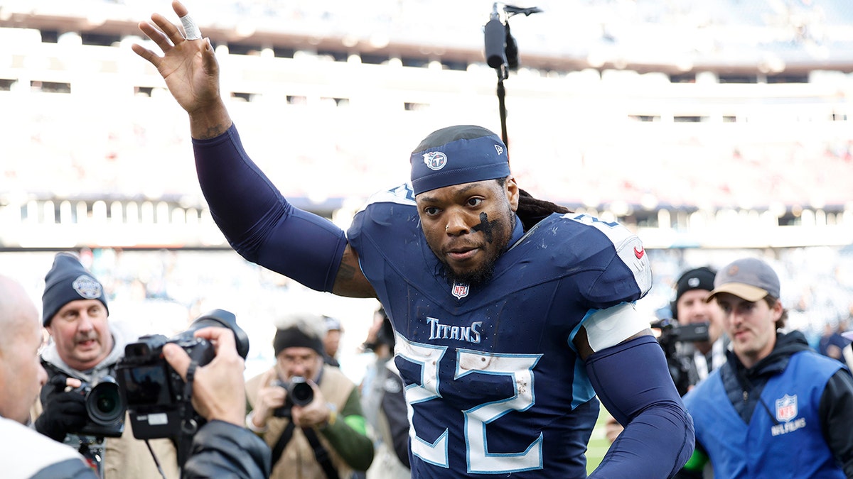 Derrick Henry waves to the crowd