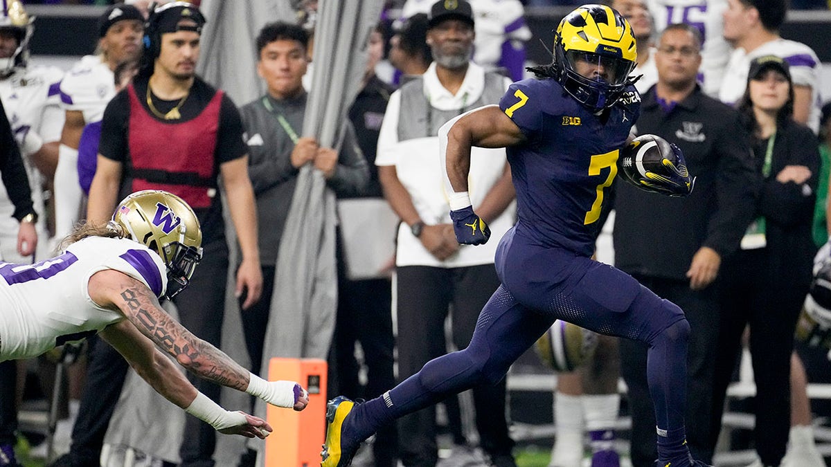 Michigan's Donovan Edwards Starts National Championship With 2 ...