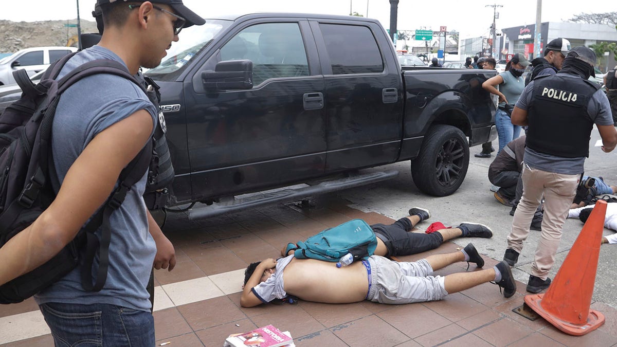 Personas detenidas tras un incidente en un canal de televisión de Ecuador