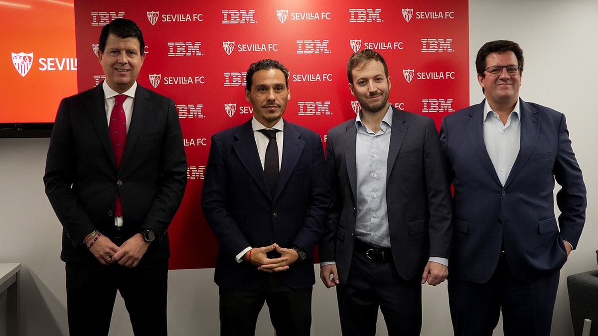 Membros do Sevilla FC e IBM posam para foto