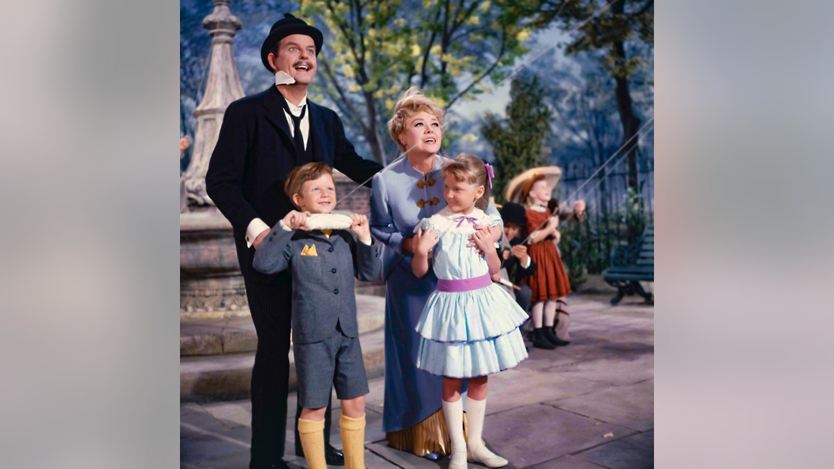 David Tomlinson, Glynis Johns, Matthew Garber, Karen Dotrice in a scene from the movie "Mary Poppins"