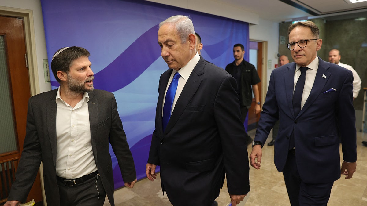Netanyahu and Smotrich arrive for cabinet meeting