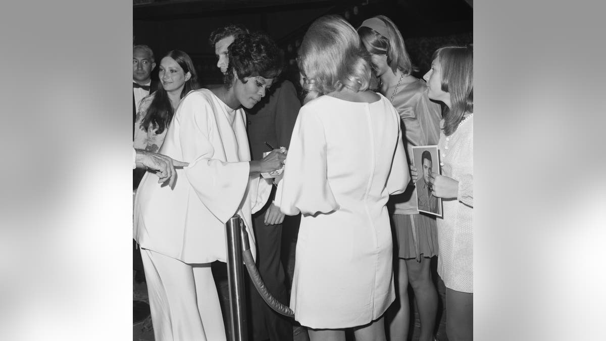 Dionne Warwick signing autographs