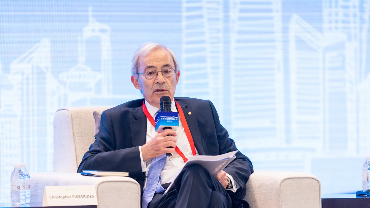 Nobel laureate Christopher Pissarides speaking in China