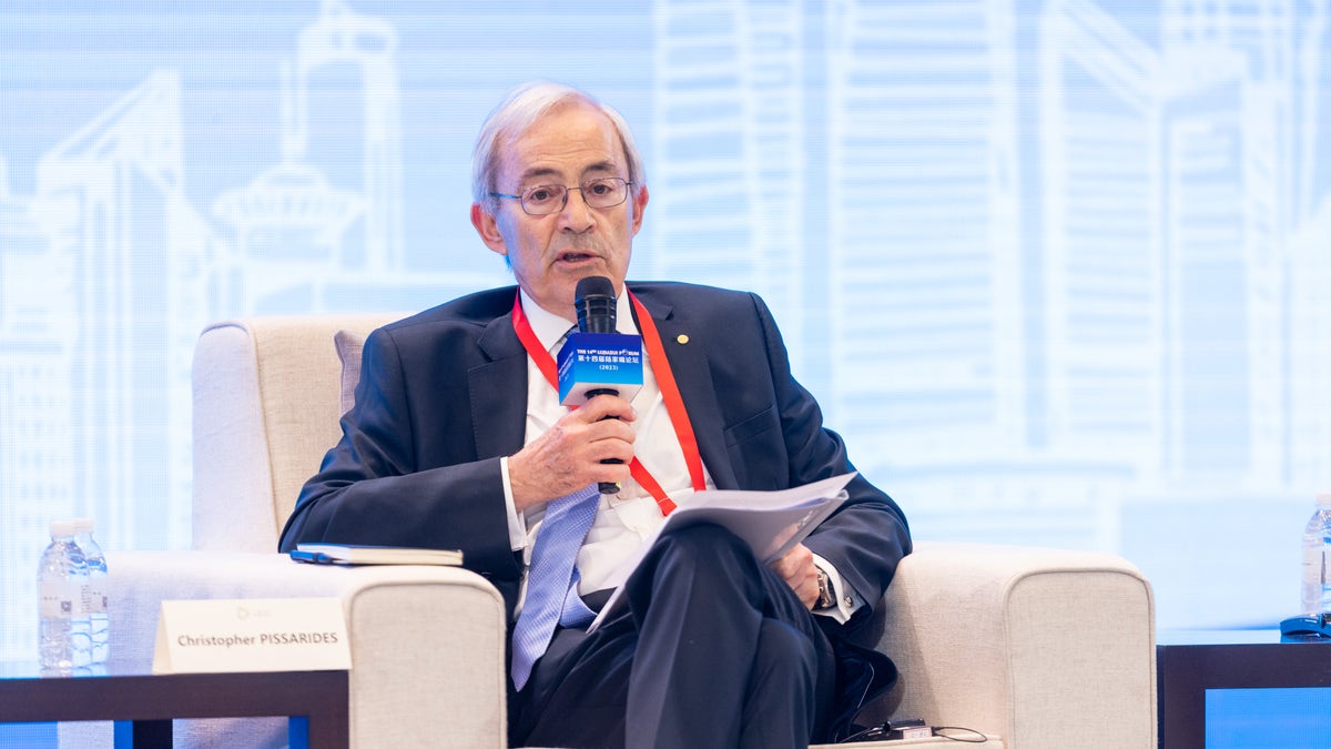 Nobel laureate Christopher Pissarides speaking in China