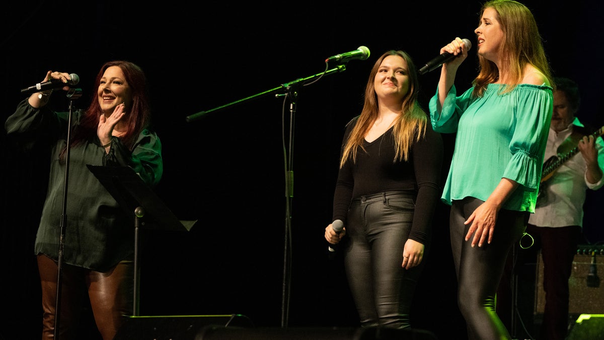 carnie wilson daughter lola and sister wendy wilson performing on stage