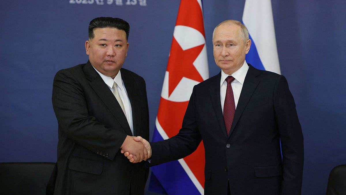 Kim Jong Un y Putin se dan la mano