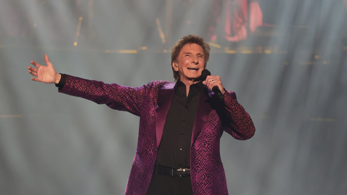 barry manilow performing on stage