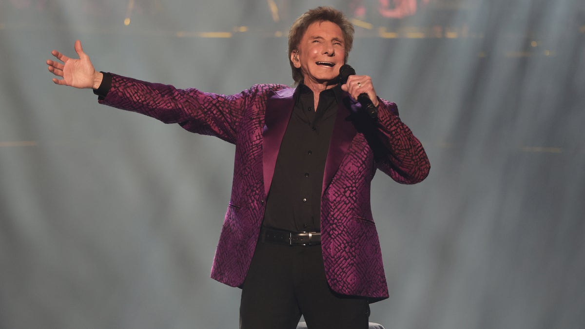 barry manilow performing on stage