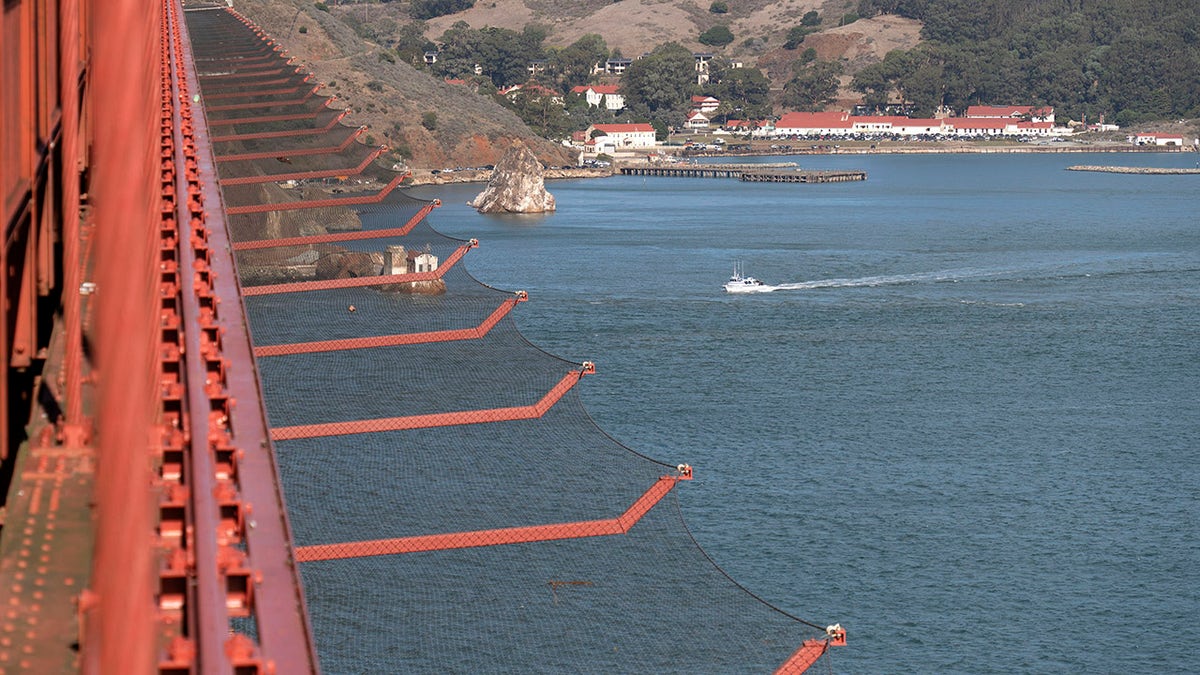 Net on golden gate bridge