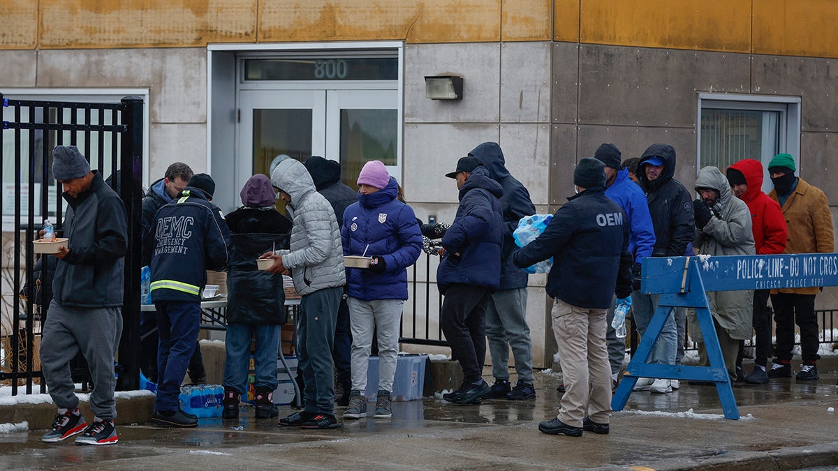 Los inmigrantes hacen cola en el frío de Chicago para conseguir comida