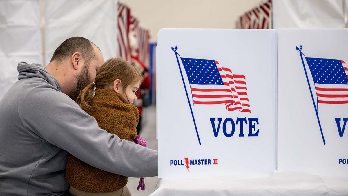 Pemilih menuju ke tempat pemungutan suara untuk memberikan suara mereka di New Hampshire Primary