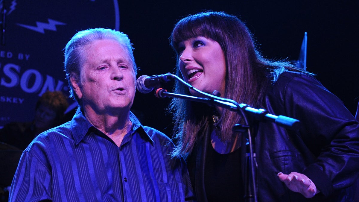 carnie wilson performing with dad brian wilson