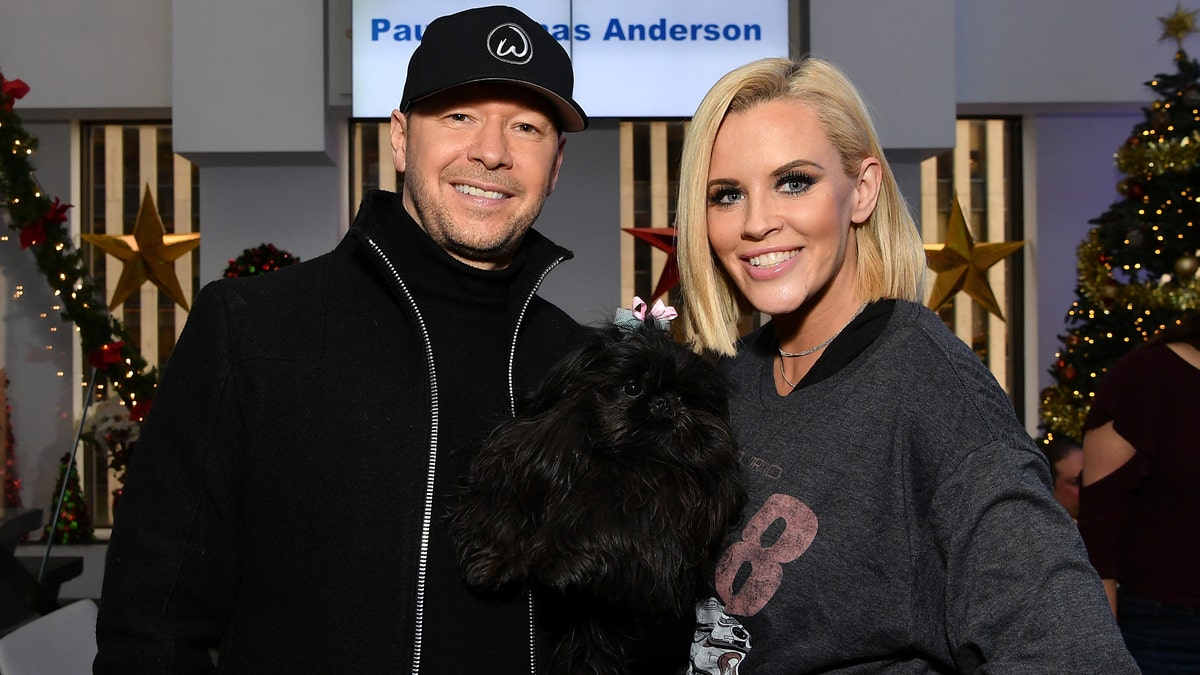 Donnie Wahlberg and Jenny McCarthy smiling