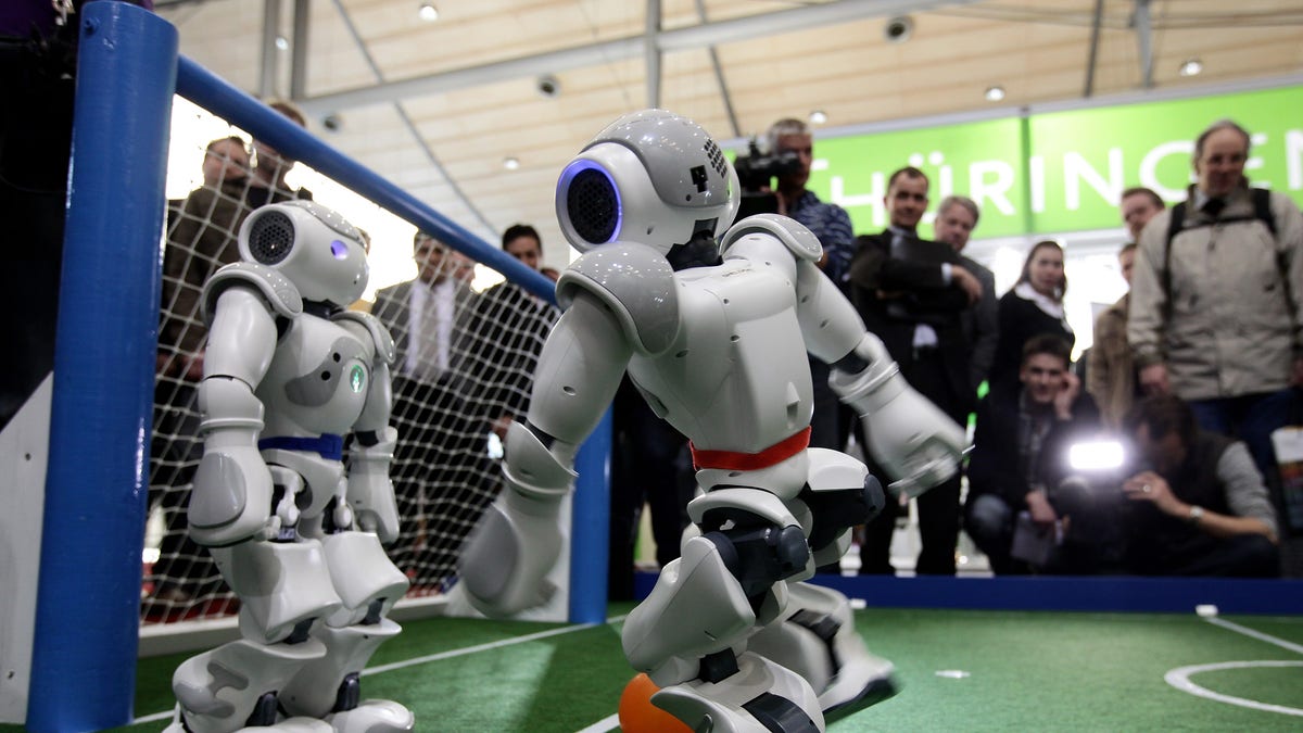 Robots de IA jugando al fútbol en una demostración