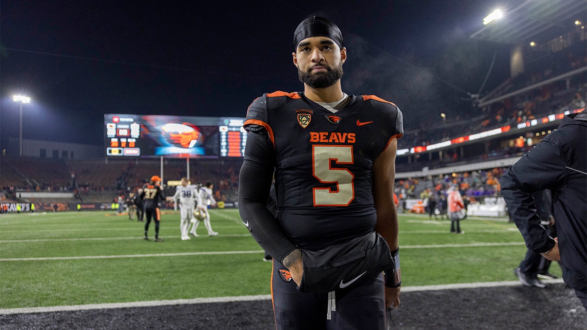 DJ Uiagalelei will transfer to Florida State, play for third college team 1 DJ Uiagalelei walks off the field